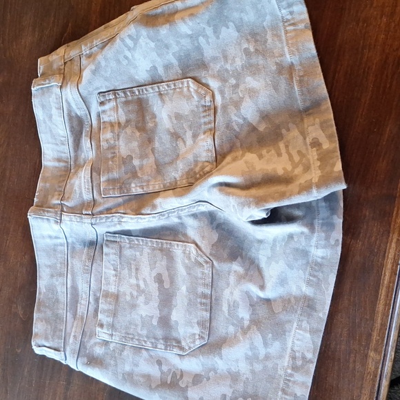 Nwot Women's spanx shorts size medium light green camouflage - Picture 2 of 3